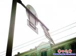 营口道路交通指示牌摇摇欲坠