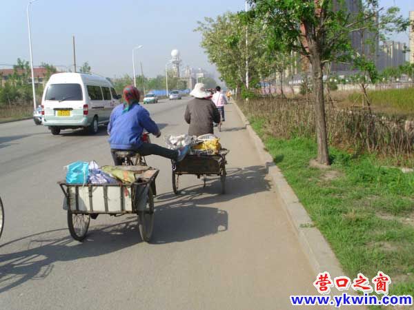 三輪后車推前車