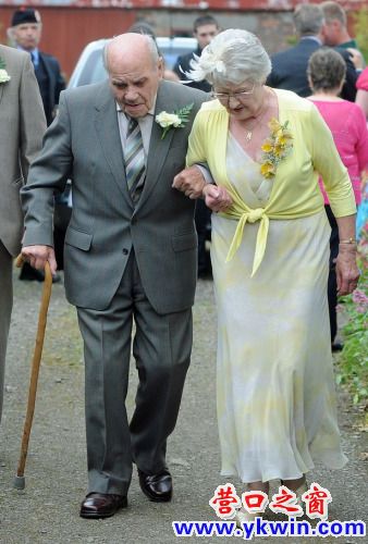 102岁老人获吉尼斯认证成世界最年长伴郎 - 环
