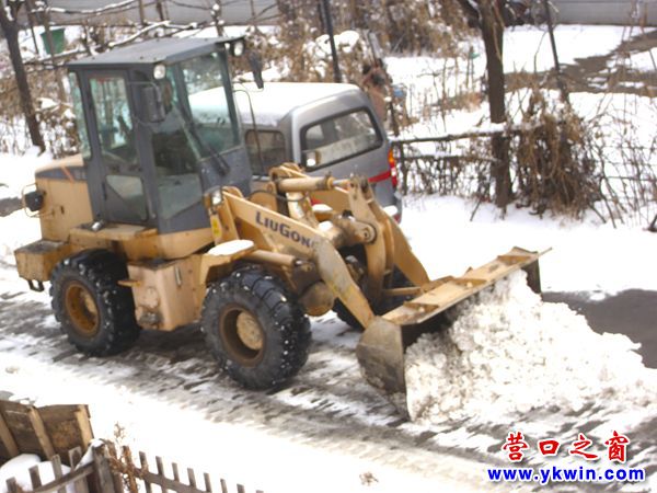 請來小型推土機鏟除小馬路積雪