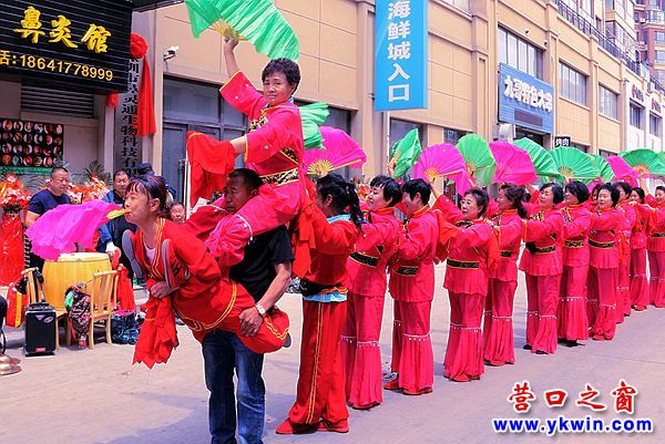 鼻炎館喜遷新址  大秧歌現(xiàn)場助陣