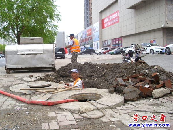 街邊冒出自來(lái)水 挖地三尺止泄漏