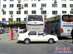 小轎車亂停堵住大客車后路