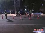 營口：交警夜晚查酒駕  兩名“醉駕”撞槍口