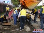 營口市維修鐵路道口拆除伸縮護欄輪下鐵軌