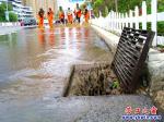 营口市：这里雨后现百米“长河”